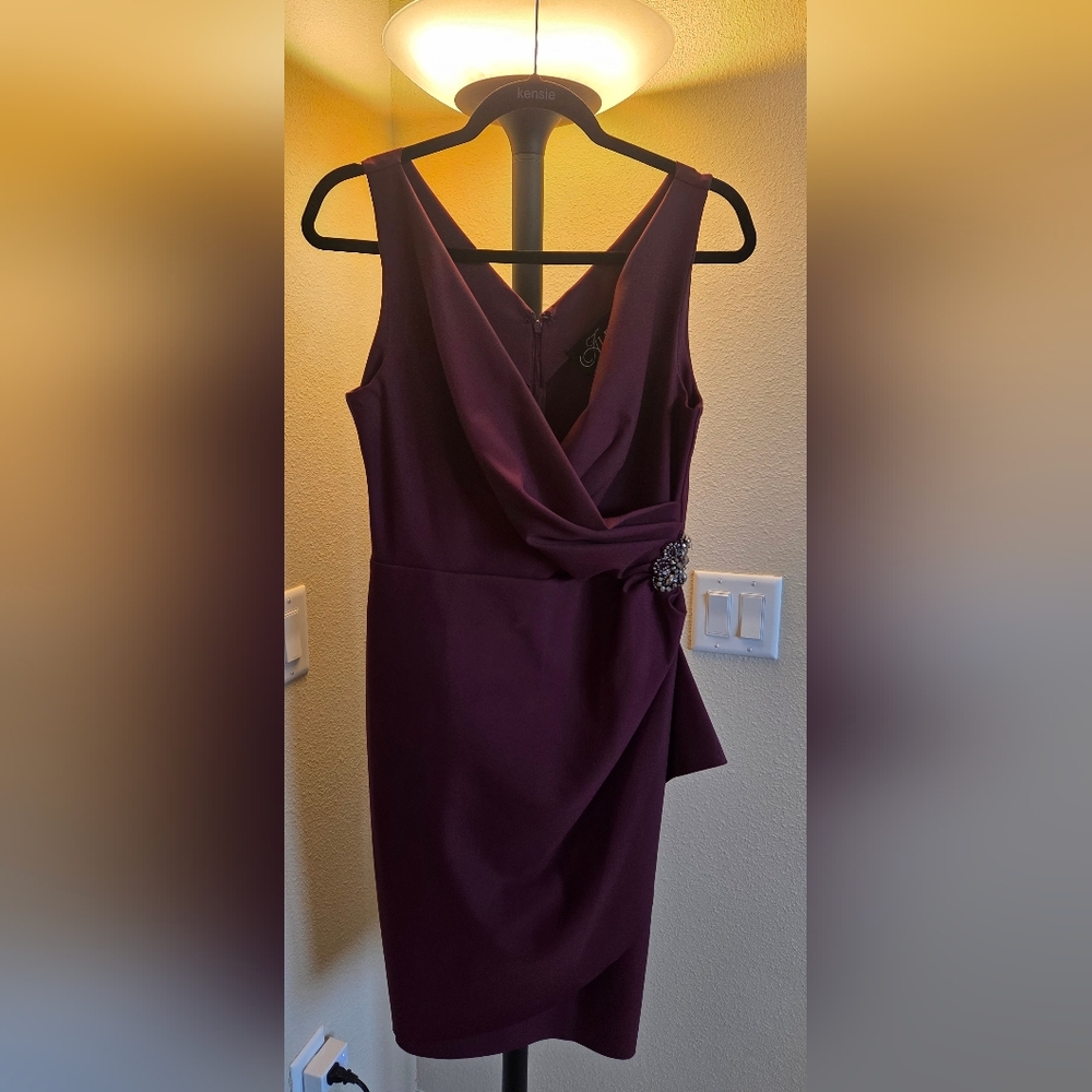 Elegant Never Worn ALEX EVENING Burgandy Sleeveless Dress Size 8 With Zipper.